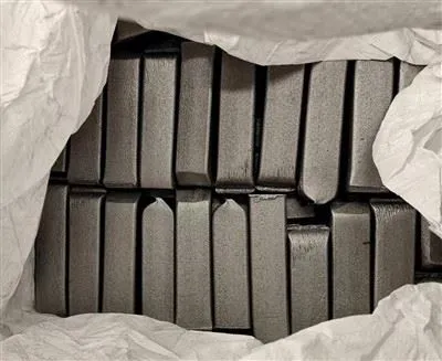 How can pure iron prevent rusting during packaging